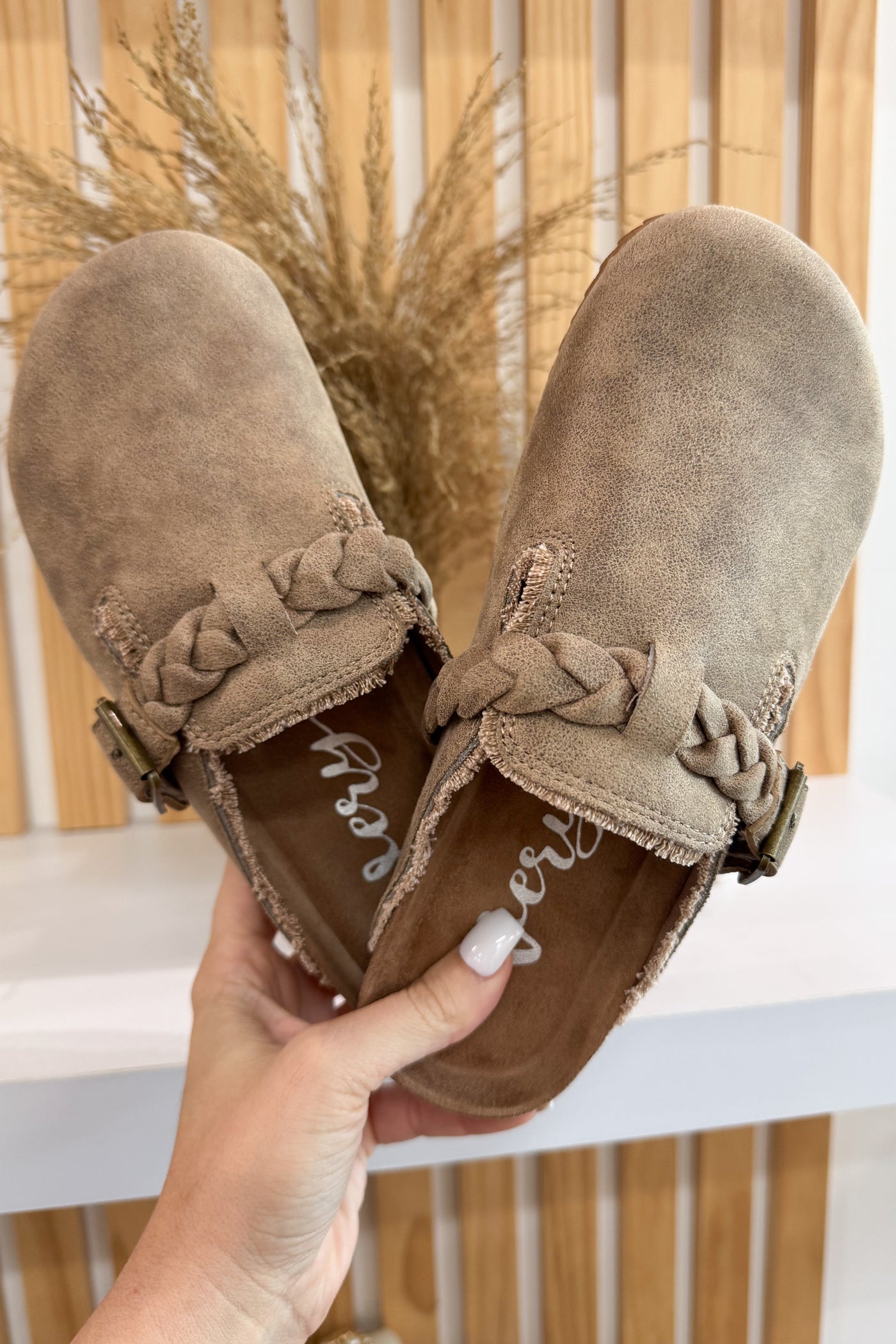 Very G Iris Mule (Beige)