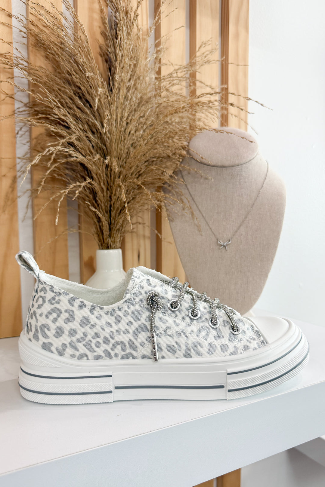 Very G Aman Sneakers (White/Silver)