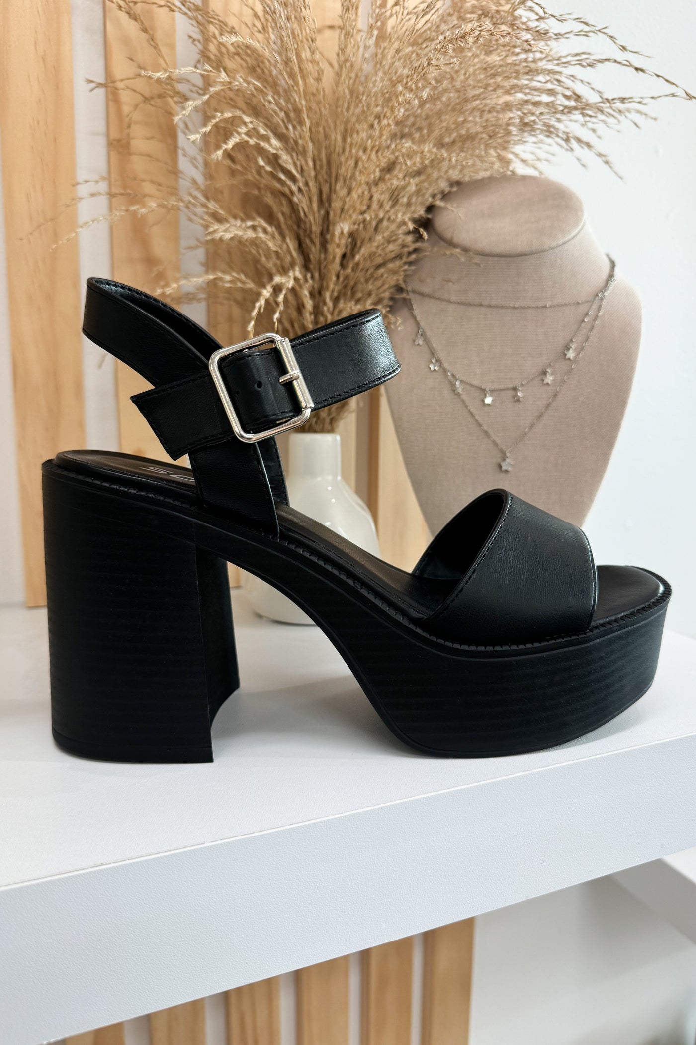 Hannah Platform Sandals (Black) - Happily Ever Aften